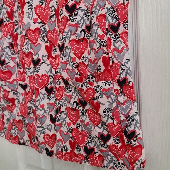 Activate Med Couture Womens Scrub Top Pink Gray Valentine Hearts Size Small - Picture 2 of 8